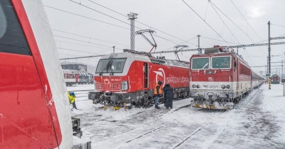 Ak  cestujete vlakom, pripravte si pevné nervy: Spoje majú obrovské meškania, na týchto miestach je to najhoršie