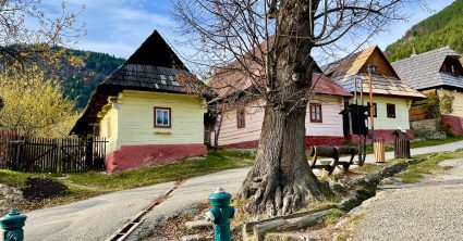 Navštívili sme nádhernú slovenskú dedinu, jedinú svojho druhu. Milujú ju ľudia z celého sveta, skrýva aj tradičnú reštauráciu