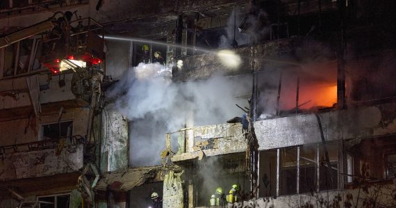 Explózie zobudili ukrajinskú metropolu: Ruské drony zasiahli obytné domy, vypukli požiare. Hlásia obete aj zranených