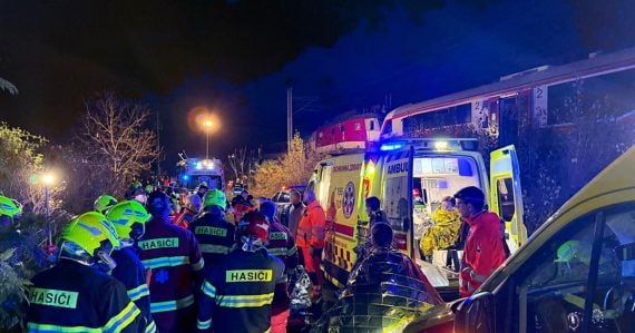 Čo sa dialo po nehode vlakov: Lekári ošetrili desiatky pacientov, 3 museli na operáciu. Hlásia polytraumy aj vážne poranenia