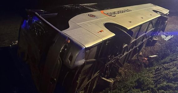 Hrozivá nehoda: Autobus sa prevrátil na diaľnici, vo vozidle boli cestujúci