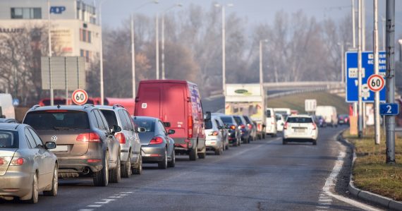 Problémy na cestách hneď zrána: Bratislavu paralyzovali kolóny, vodiči tam stratia aj hodinu