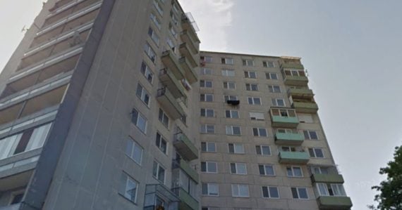 Namiesto vianočnej výzdoby majú na strome fekálie: Muž terorizuje susedov, plné vedrá vylieva z balkóna