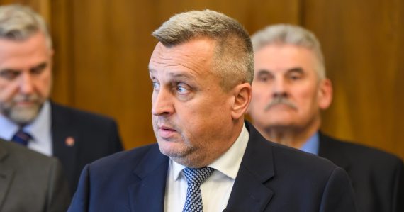 Andrej Danko tvrdí, že nemôže piť alkohol: Maximálne si vraj môže štrngnúť. Moderátorke dal darček