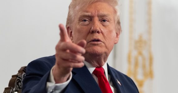 Biely dom prišiel s bizarným tvrdením, budete sa smiať: Už vieme, prečo nosí Donald Trump na ruke náplasť