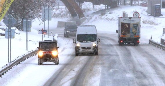 Cestári hlásia problémy: Horský priechod je neprejazdný pre časť vozidiel, situácia sa môže rýchlo meniť