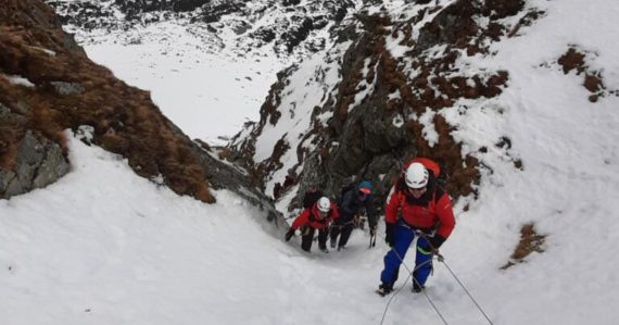 Noc strávil v mrazivom žľabe pod Chopkom: Záchranári pomohli zranenému snoubordistovi, ktorý uviazol v horách