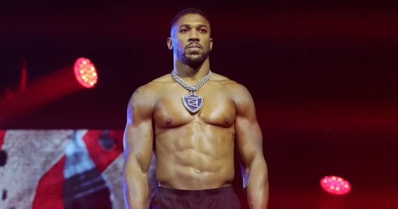 Svetoznámy boxer Joshua mal dopravnú nehodu. Auto, v ktorom sedel, sa zrazilo s nákladným vozidlom, hlásia dve obete