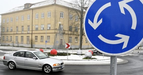 Vodiči, pozor: Pri jazde na kruhovom objazde platí pravidlo a chybu robíte možno aj vy
