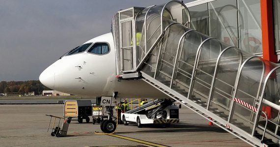 Cestujúci neverili vlastným očiam: Rodina vzala do lietadla mŕtvu babičku. Pri kontrole tvrdili, že je len unavená