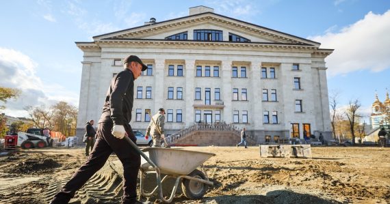 Rusi opäť otvorili zbombardované divadlo v okupovanom Mariupole: Ide o mesto, ktoré takmer celé zničili