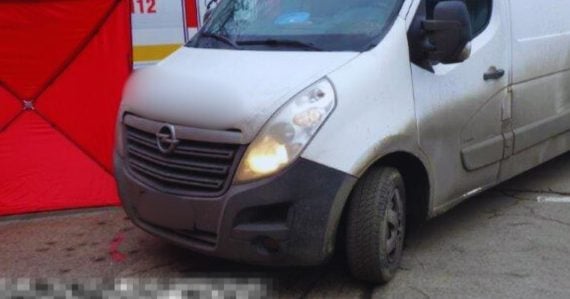 Tragická nehoda priamo pred nemocnicou: Šofér cúval s dodávkou, zrazil seniora. Ten na mieste prišiel o život