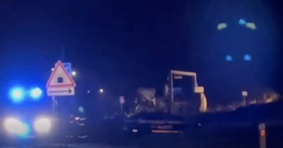 Uzavreli zjazd pri hraničnom priechode: Tadiaľto neprejdete, v zákrute sa prevrátil kamión