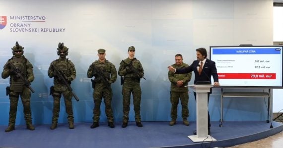 Kaliňák predstavil nové uniformy za 82 miliónov: Namiesto gombíkov majú zipsy, budú vraj praktickejšie