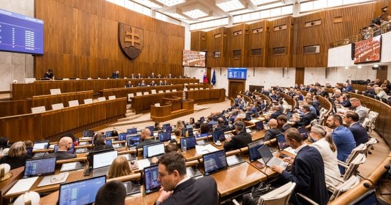 Riaditelia a zástupcovia škôl napísali poslancom otvorený list. Prekáža im nedávny spor v parlamente, vyzývajú k slušnosti