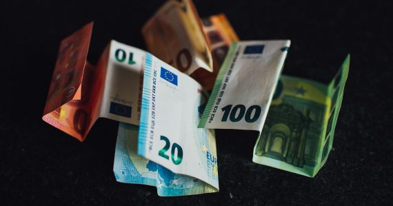 Peňaženky budeme mať plnšie: Tisíce Slovákov budú mať lacnejšiu elektrinu, úrad ukázal nové ceny, nastanú mnohé zmeny