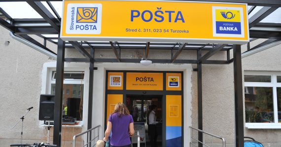 Slováci pocítia zmeny v peňaženkách: Pošta prepisuje cenník služieb, niektoré poplatky sa rušia. Pozrite si prehľad