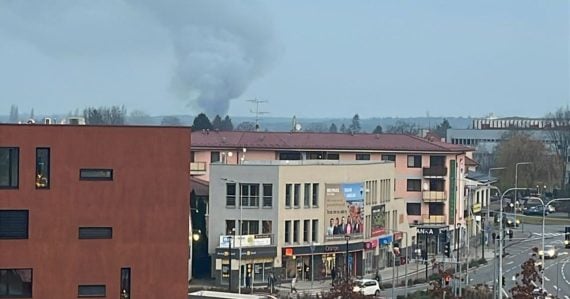 Požiar v Malackách: Na ulici Oslobodenia horí hala na plasty, hasiči sú na mieste a bojujú s ohňom