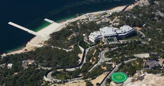 Má hodnotu 127 miliónov, heliport či pláž s bielym pieskom. Navaľného tím odhalil Putinovo sídlo na Kryme