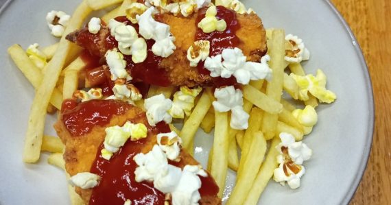 Chlapcovi doniesol čašník rezeň s hranolčekmi zasypaný pukancami: Ľudia sa v komentároch bavia, reštaurácia sa bráni