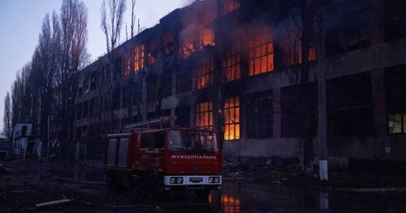 Rusi masívne útočili hypersonickými raketami, bez elektriny sú tisíce Ukrajincov. Zelenskyj hovorí o ničení krajiny