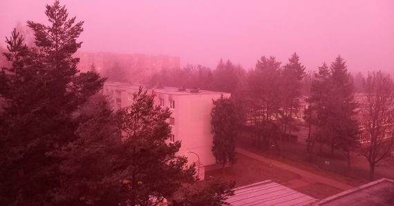 Ľudia si mysleli, že sa im sníva: Slovenské mesto sa ponorilo do nezvyčajnej ružovej hmly