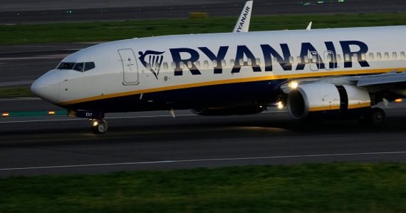 Zažili chvíle hrôzy: Lietadlo Raynairu narazilo do cisterny s palivom, pilot reagoval ukážkovo