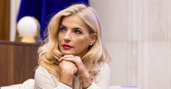 Traktory namiesto umelcov: Šimkovičová hovorí o šetrení, jej rezort nakúpil techniku za 650 000 eur, tvrdí Holečková