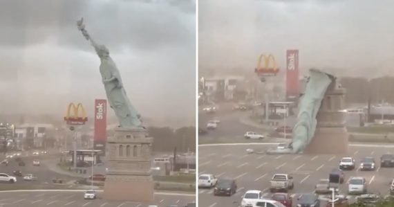 Vietor bol príliš silný: Replika Sochy slobody sa zrútila, úrady hlásia šťastie v nešťastí