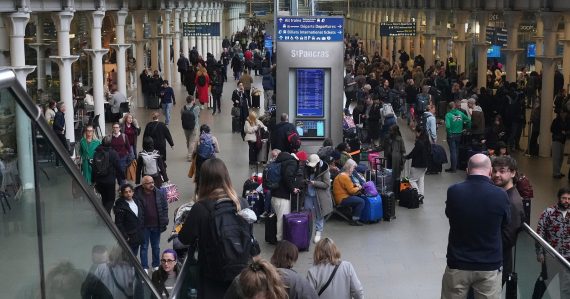 Ak ste plánovali cestovať vlakom po známej trase, máme pre vás zlú správu. Doprava bola na neurčito prerušená