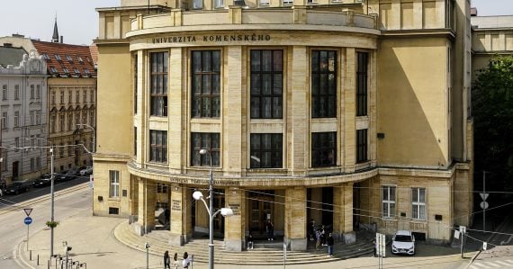 Univerzita Komenského podala trestné oznámenie pre zneužívanie kamerového systému na internátoch