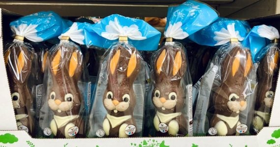 Ľudia sa pýtajú, či sa obchody zbláznili: Na pultoch sú už veľkonočné sladkosti, reťazec má bizarné vysvetlenie