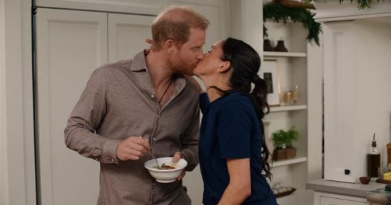 Zlyhanie pri úprave vianočnej fotky? Meghan a Harry sú opäť terčom posmechu, princovi na zábere chýba kus hlavy