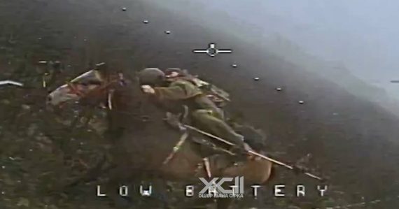 Ukrajinci zachytili bizarný moment vojny: Dron zneškodnil ruského vojaka, šlo o jazdca, ktorý útočil na koni