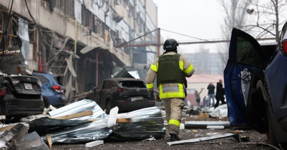 Mier je v nedohľadne: Ukrajina čelila dronovému náletu, Rusko muselo zatvoriť letiská. Z útokov hlásia obete