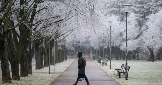Vyťahujte bundu, poriadne prituhne: Teploty klesnú pod nulu, v údoliach môže byť až -12 °C. Padať by mal aj sneh