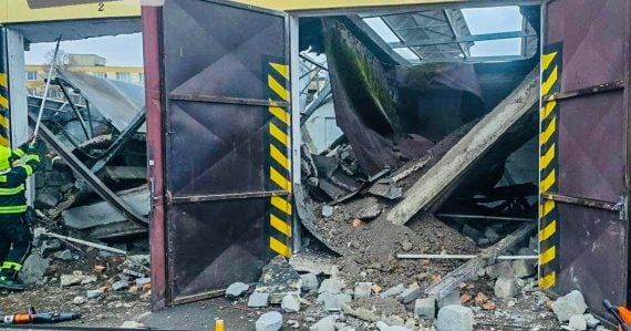 Tragédia pred Štedrým dňom: V areáli firmy sa zrútila časť strechy, zasahujú všetky záchranné zložky