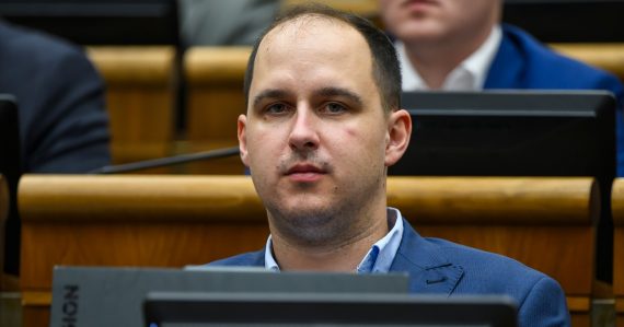 SNS chce zjemniť zákon o extrémizme, pomôže to neonacistom: Odpadli by paragrafy, znížili by sa aj sadzby