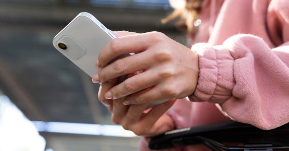 Spoločnosť Apple upozornila ľudí, že viaceré iPhony môžu byť napadnuté hackermi: Môžete tomu zabrániť