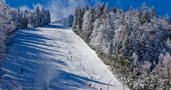Našli sme lyžiarske stredisko, ktoré patrí medzi najlacnejšie v Európe. Ste tu za 3 hodiny, za pivo dáte 2,50 eura