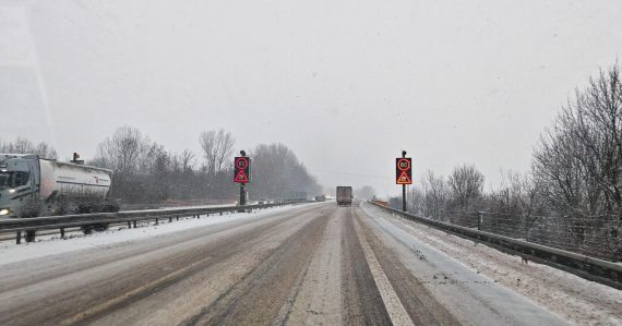 Kalamita uzatvára cesty: Na dôležitom úseku husto sneží, nutné sú snehové reťaze. Meškajú aj vlaky
