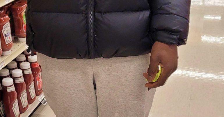 čudné zariadenie v rukách muža, ktorý ohrozoval zákazníka v obchode