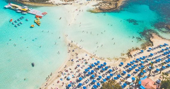 Zabudnite na Chorvátsko či Turecko: Na výslnie sa dostáva nová destinácia, zamilovali si ju aj Slováci