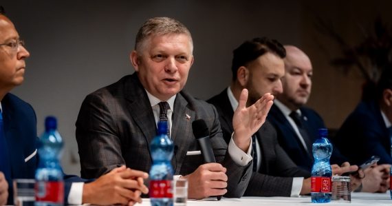 Fico znovu diskutoval so študentmi: Teraz si to pochvaľoval, bolo to vraj bez kriku, s argumentmi a rešpektom