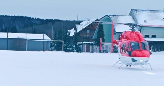 Nešťastný pád malého lyžiara z lanovky: Chlapčeka zo slovenského strediska odnášal vrtuľník