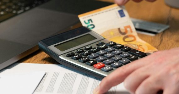 Zlá správa pre domácnosti: Slováci robia zásadnú chybu. Takúto sumu by ste mali mať odloženú