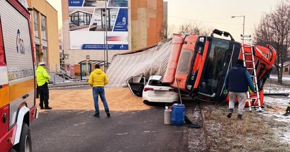 Hrozivá nehoda v centre Prievidze: Kamión doslova padol na auto, policajti odklonili dopravu