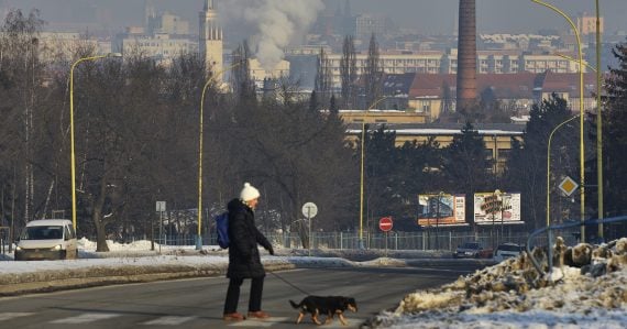 V slovenských mestách je závažná smogovová situácia: Niektorí ľudia by nemali chodiť von, hrozia im problémy