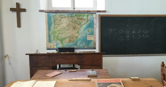 Učiteľka počas hodiny zvesila kríž a hodila ho do koša. Najskôr k tomu mala nútiť deti