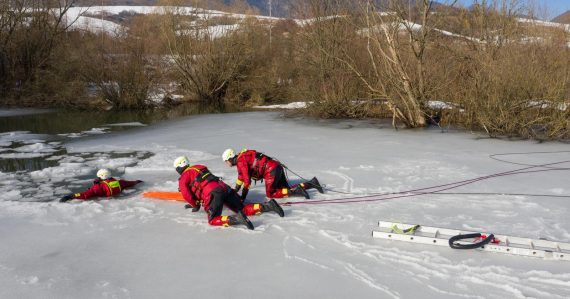 Tipy, ako si neublížiť pri zimných radovánkach: Ľad nie je nikdy bezpečný na 100 %. Vo vode ide o minúty